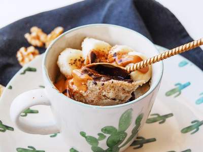 10 Receitas de Bolo de Caneca de Banana + Opções Saborosas para Degustar Sozinho