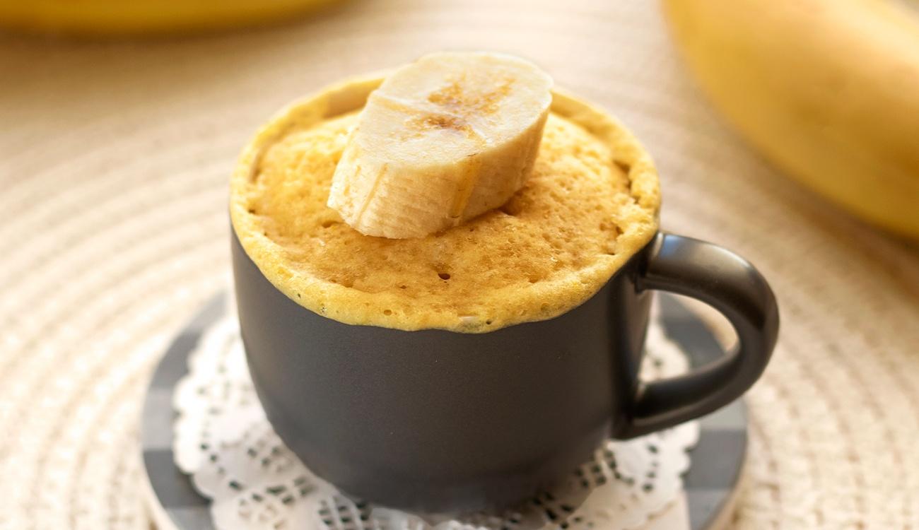 10 Receitas de Bolo de Caneca de Banana + Opções Saborosas para Degustar Sozinho