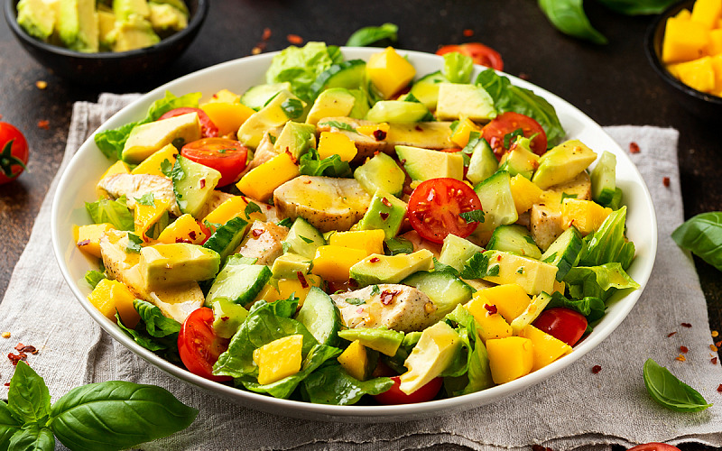 Salada com manga: frescor tropical no prato