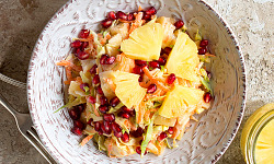 Salada de repolho com abacaxi: crocância e doce juntos