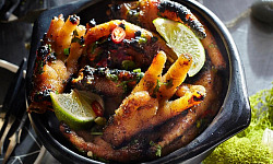 Pé De Galinha Cozida Na Panela De Pressão